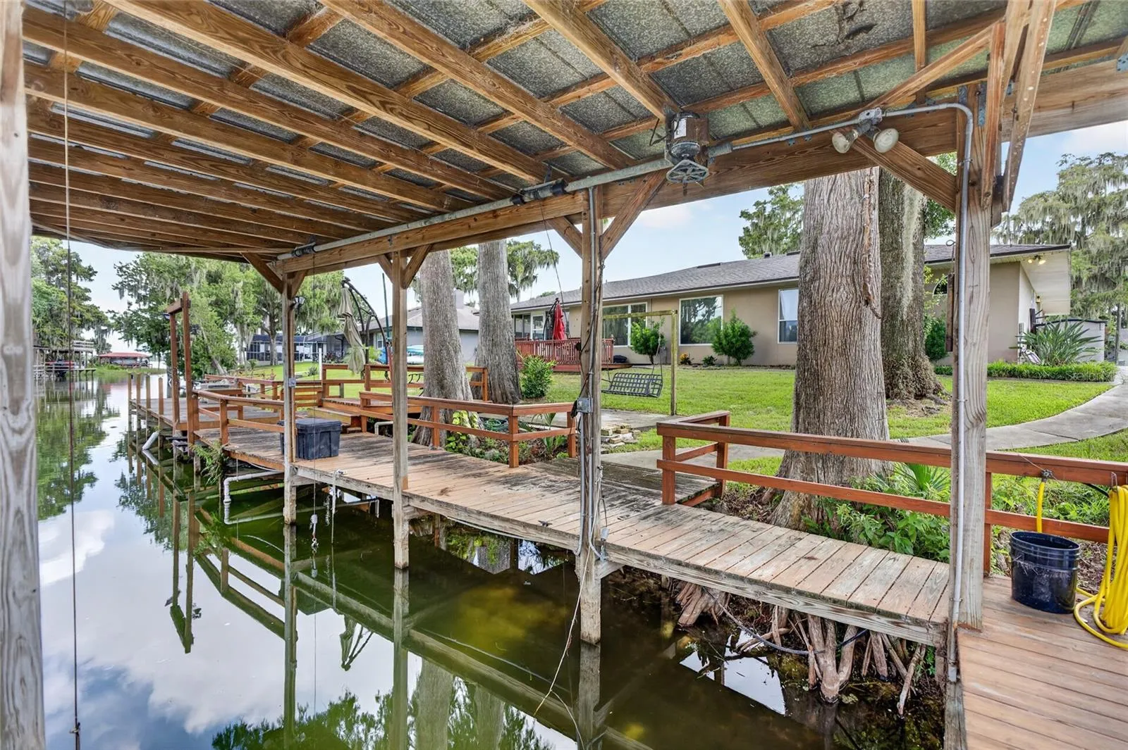 Dock with lift