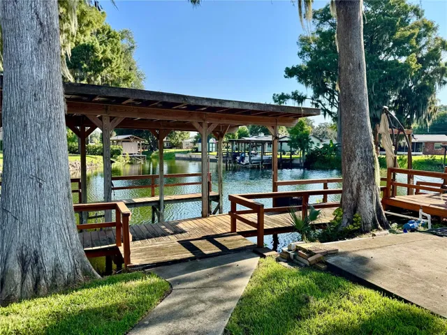 Dock with lift and seconds to Lake Eustis!
