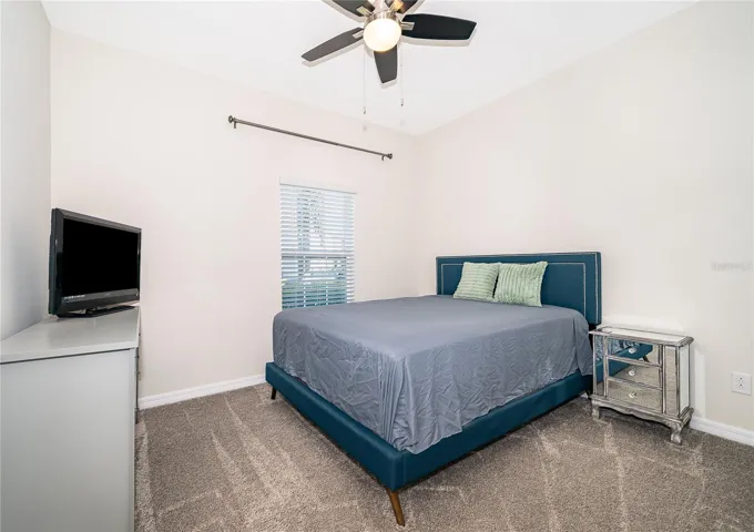 Comfortable secondary bedroom with ample space and a welcoming atmosphere.