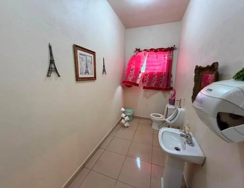 Baño de damas nivel inferior