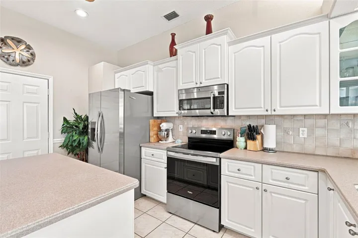 Stainless Appliances &amp; Staggered Cabinetry with Showcase Door