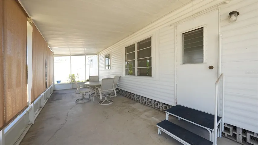 LEFT Lanai