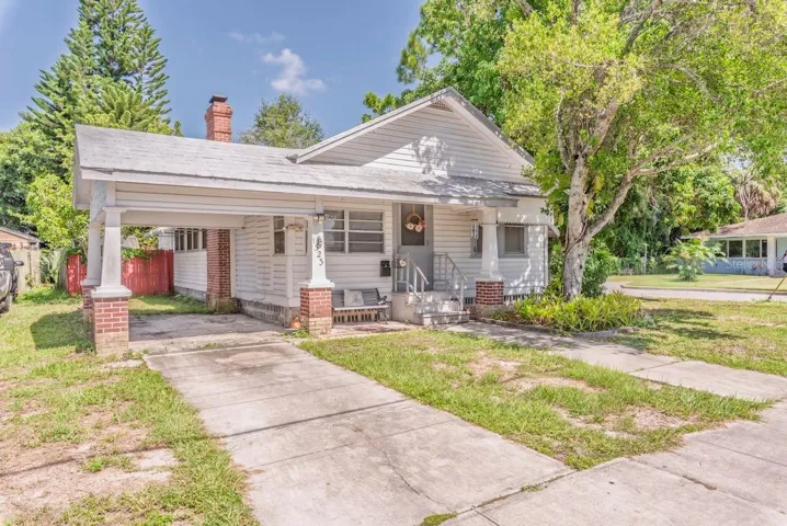 Welcome home to 1323 18th Street West in Bradenton!