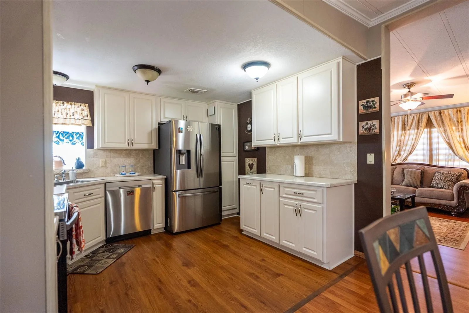 SPACIOUS KITCHEN
