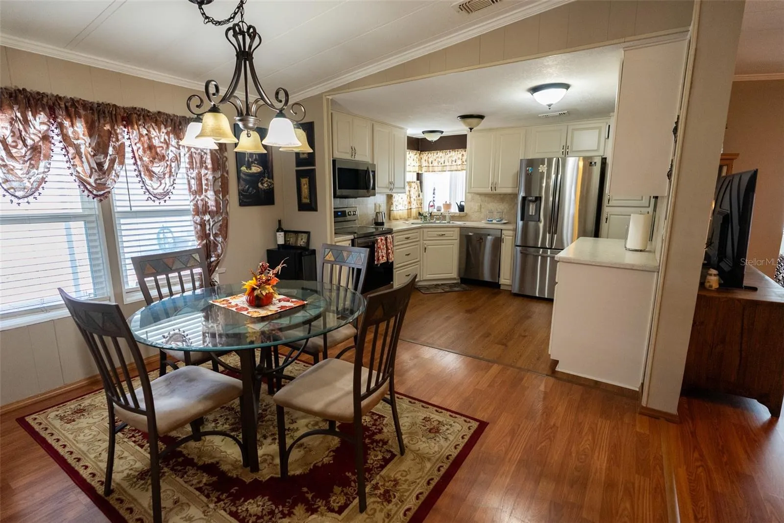 KITCHEN/DINING ROOM COMBO