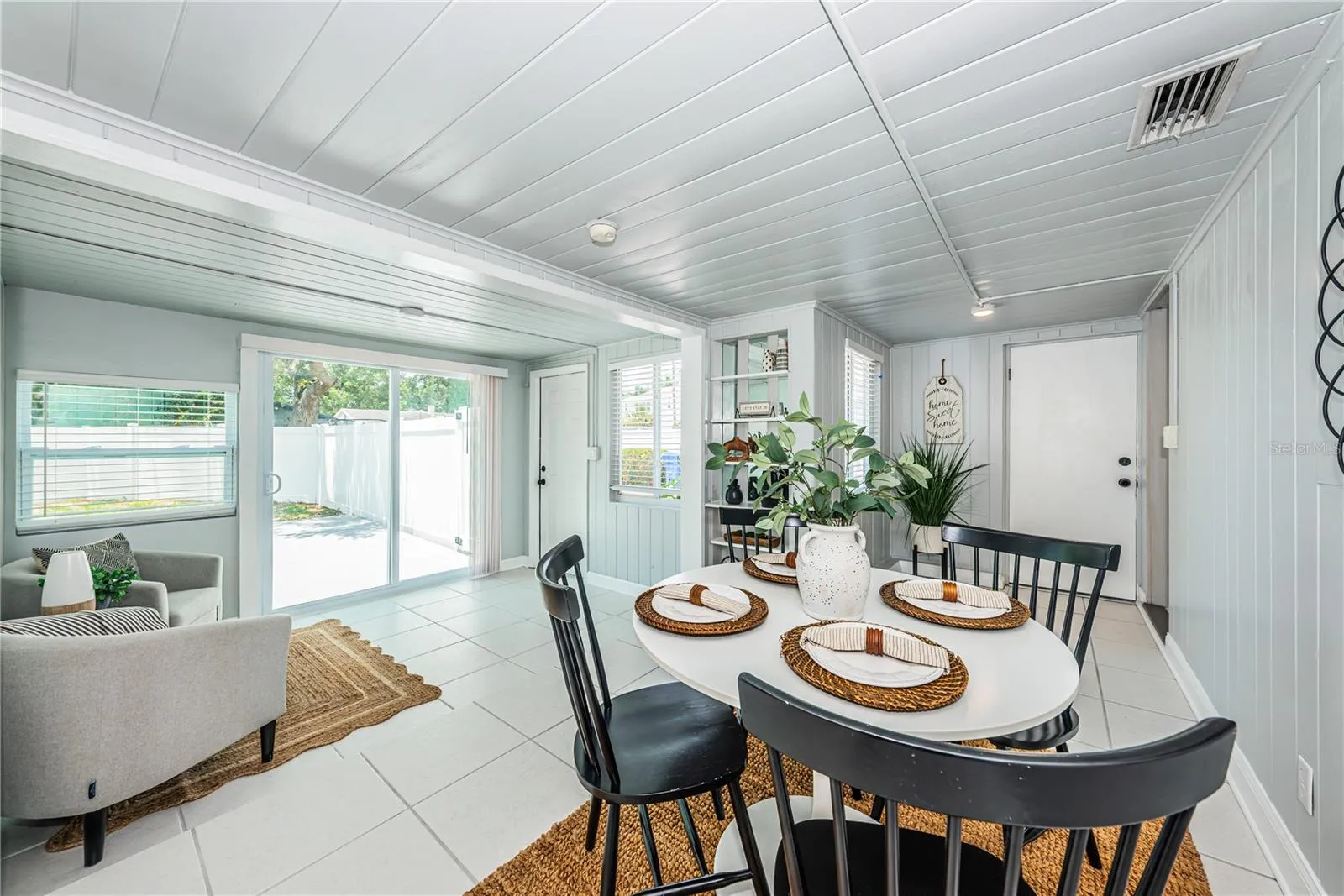 27’x15.5’ Dining/Fla Rm with Couch &amp; Recliners