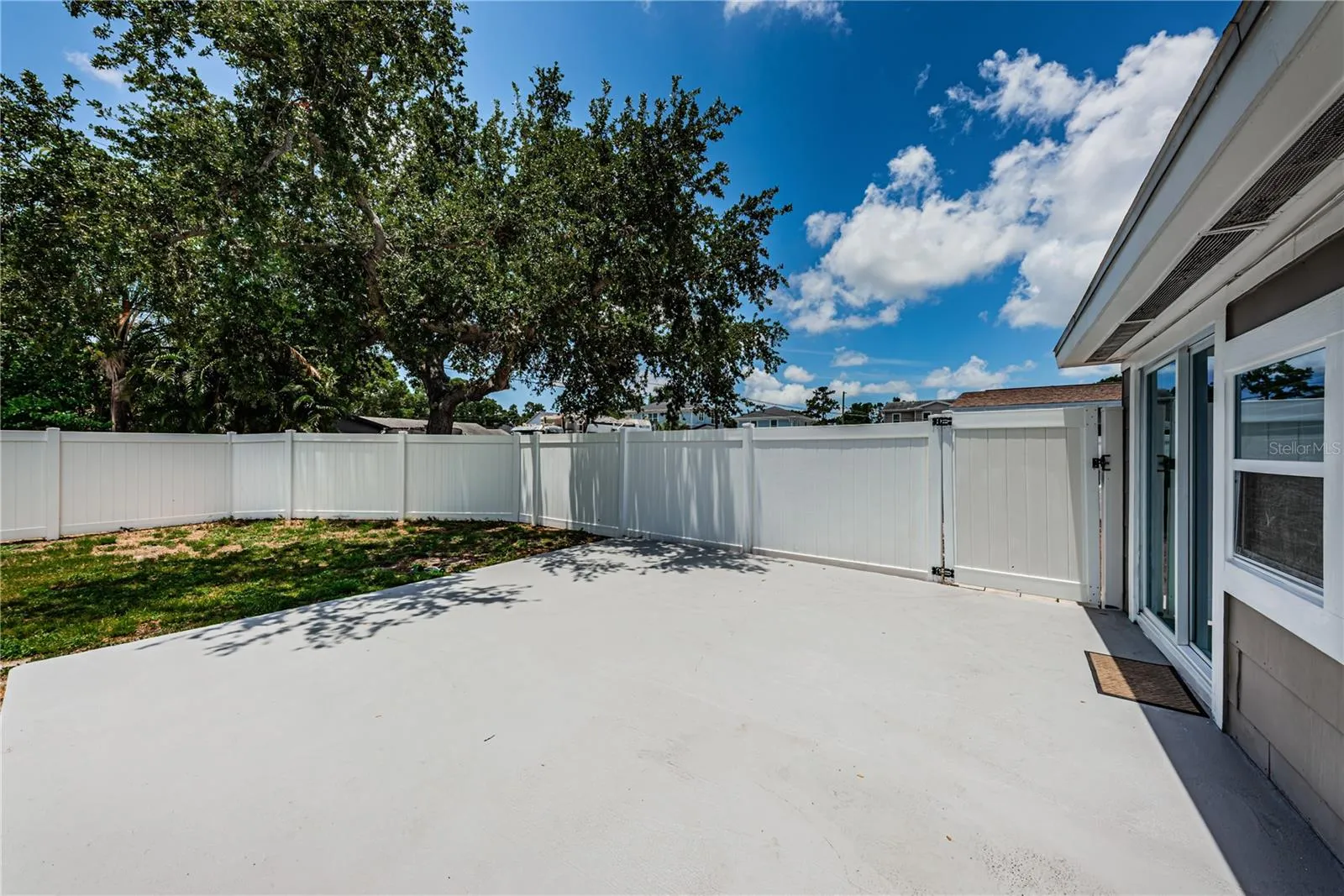 20 ft x 20 ft Patio Outside Family Room