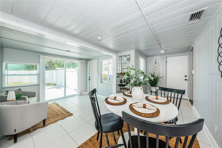 27’x15.5’ Dining/Fla Rm with Couch &amp; Recliners