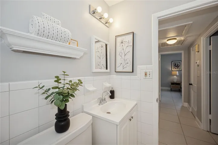 Lovely 7’x5’ Updated Bathroom
