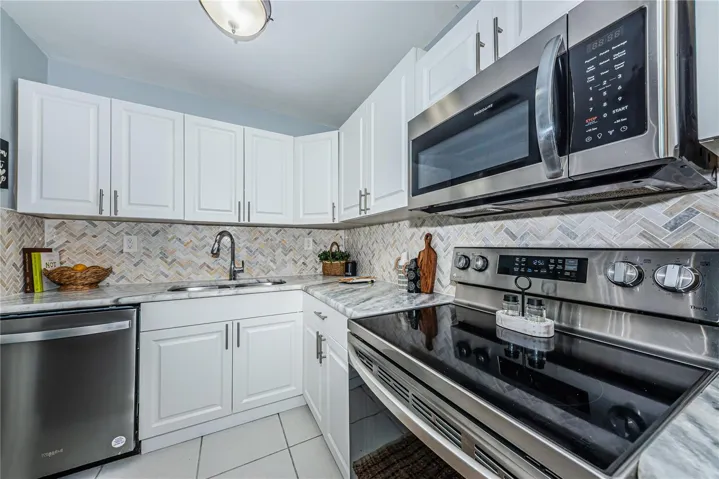 Beautiful Updated 14.6’x7.2’ Kitchen