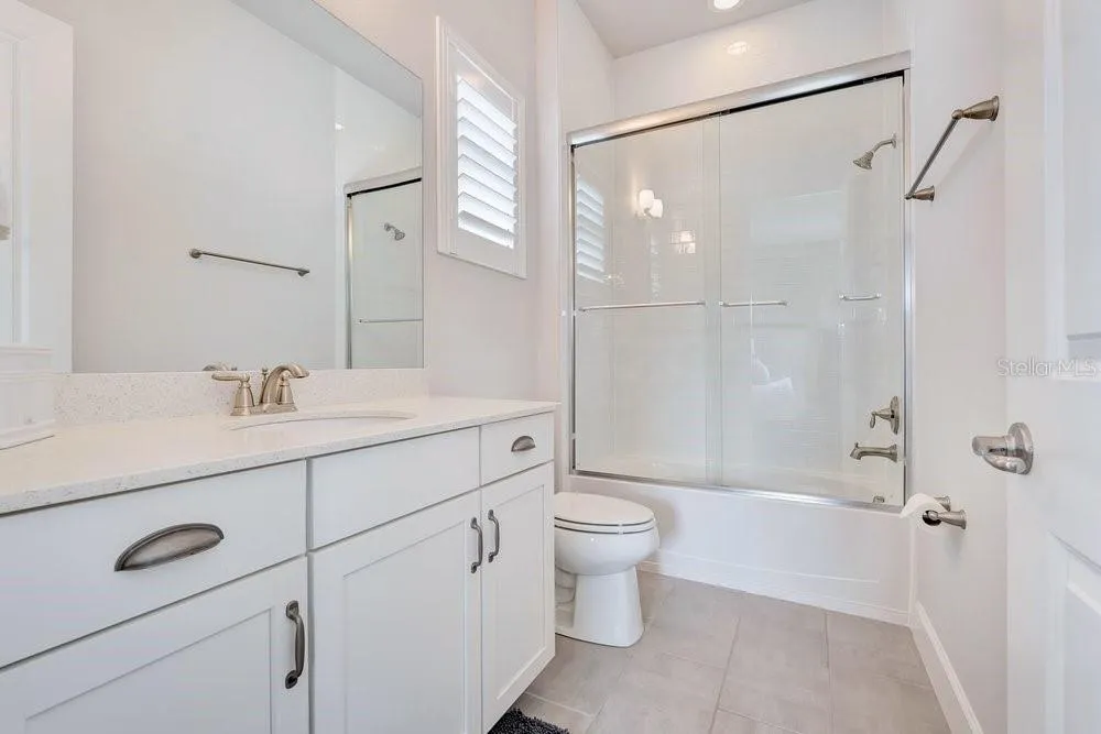 En-suite bathroom #2