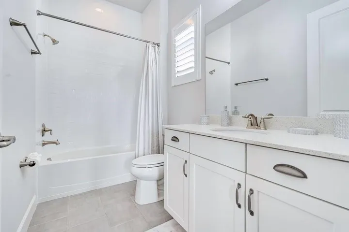 En-suite bathroom #3
