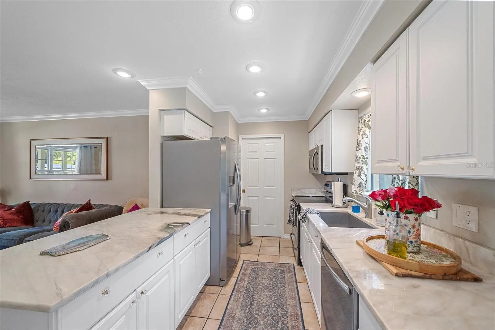 Updated Kitchen with Quartz Counters &amp; Island Breakfast Bar
