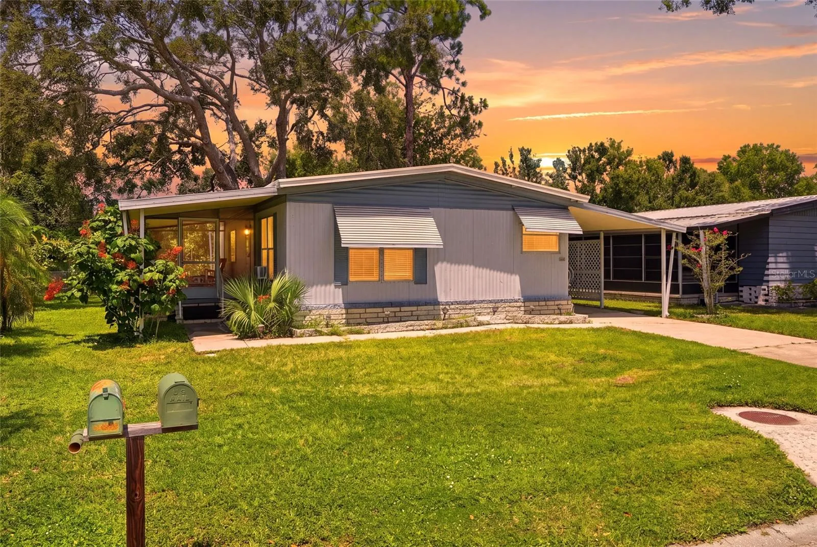 8819 Sheldon West