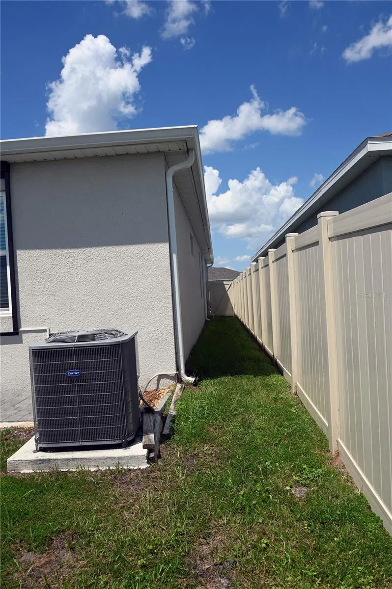 Side privacy fence