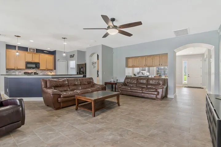 Open Floorplan - Family room/Kitchen Combo. High Ceilings and Pool Views