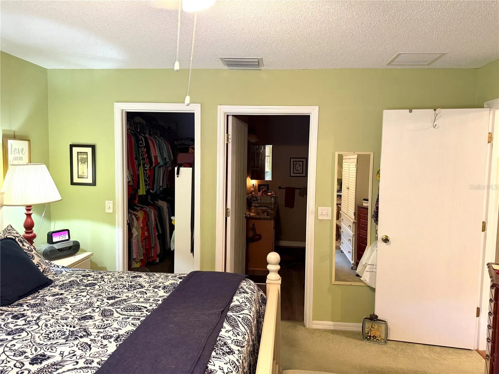 en-suite bath and walk in closet