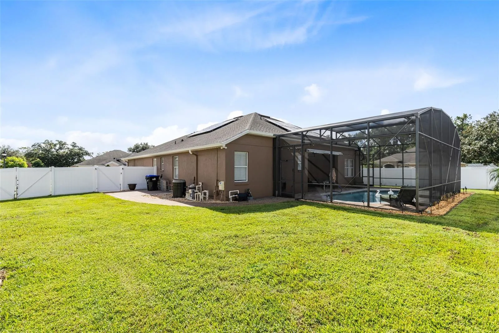 Huge Backyard w. Vinyl Fencing