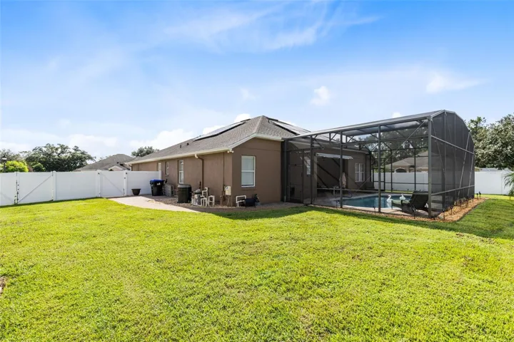 Huge Backyard w. Vinyl Fencing