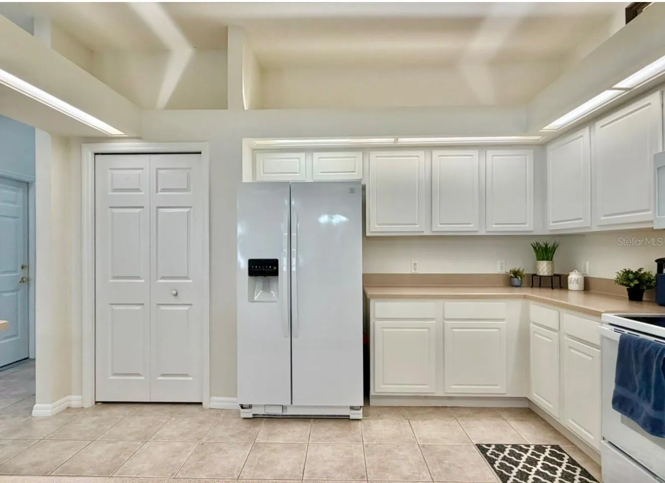 Sooooo much counterspace and cabinets!