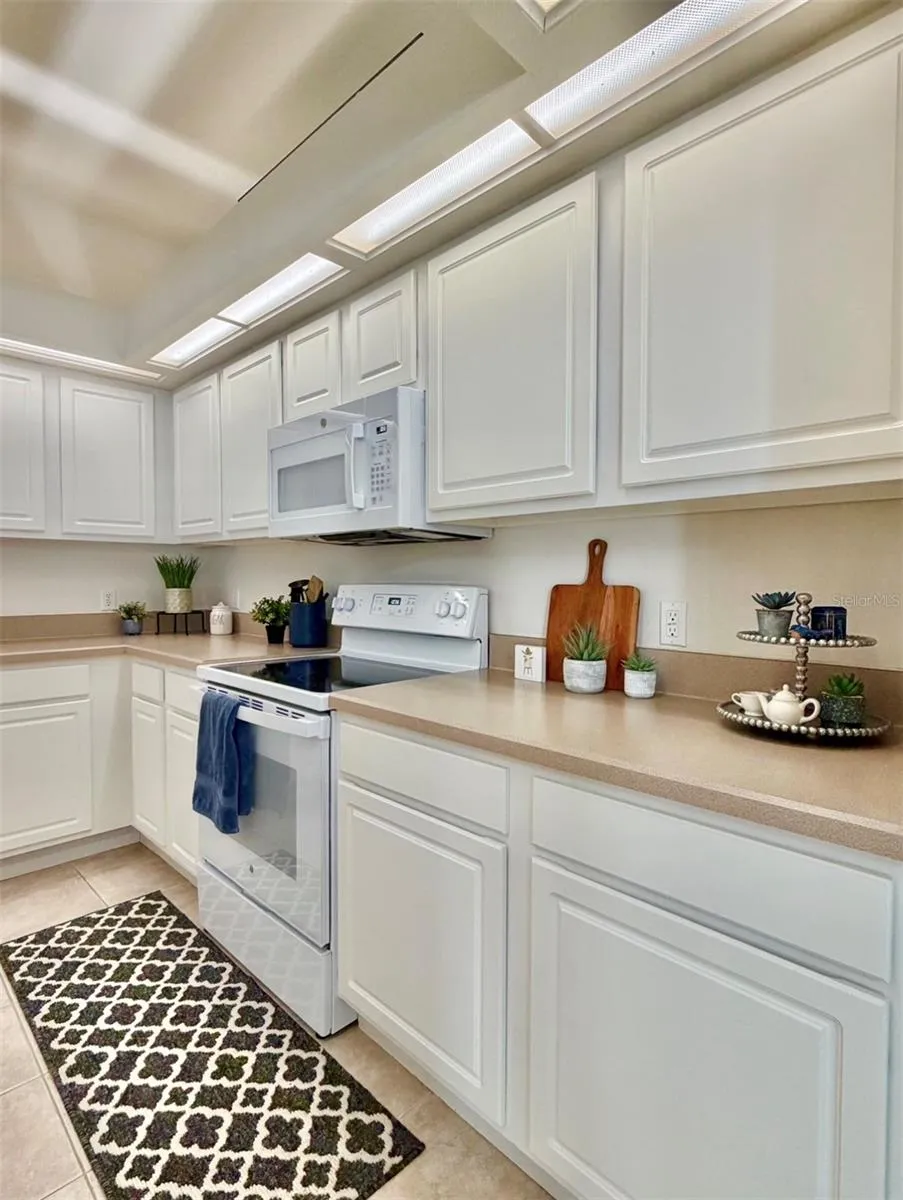 Sooooo much counterspace and cabinets!