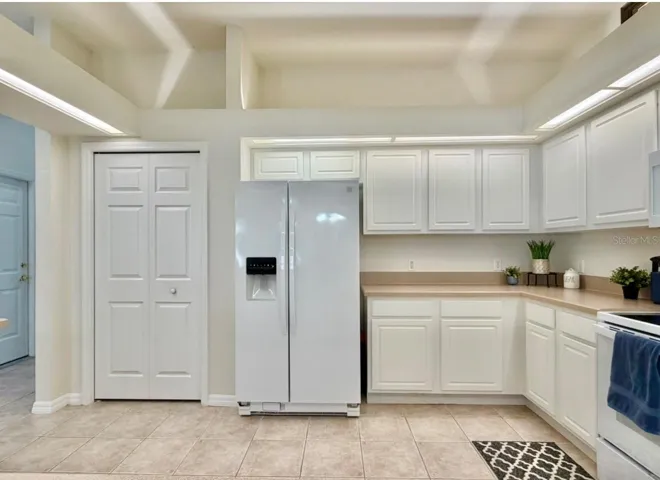 Sooooo much counterspace and cabinets!