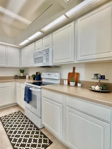 Sooooo much counterspace and cabinets!