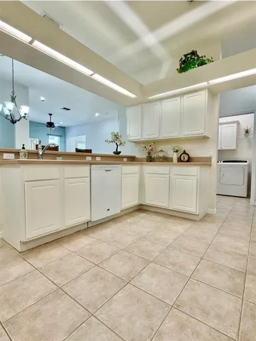 Sooooo much counterspace and cabinets!