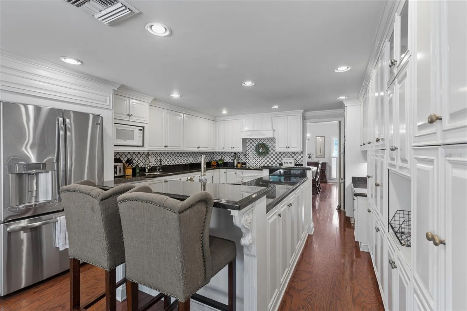 Large dream eat-in kitchen