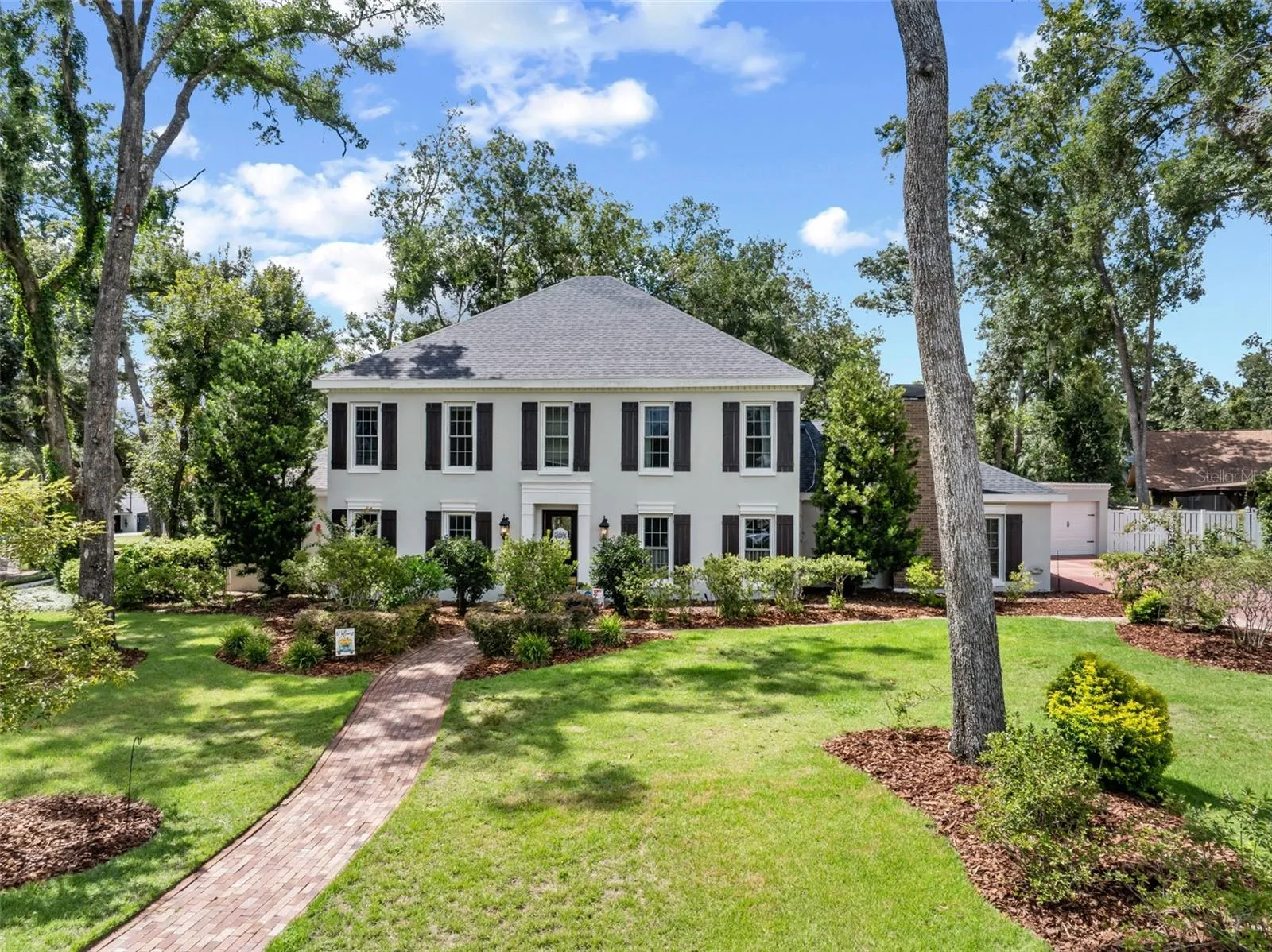 4/4.5 Home situated on a .63 acre corner lot and on a cul-de-sac.