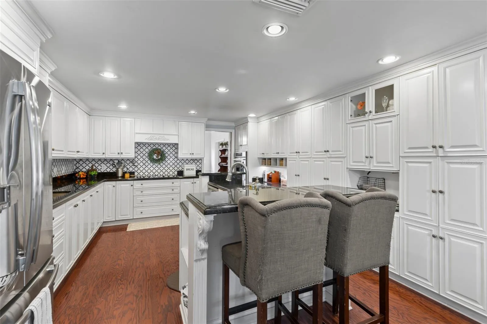Large dream eat-in kitchen