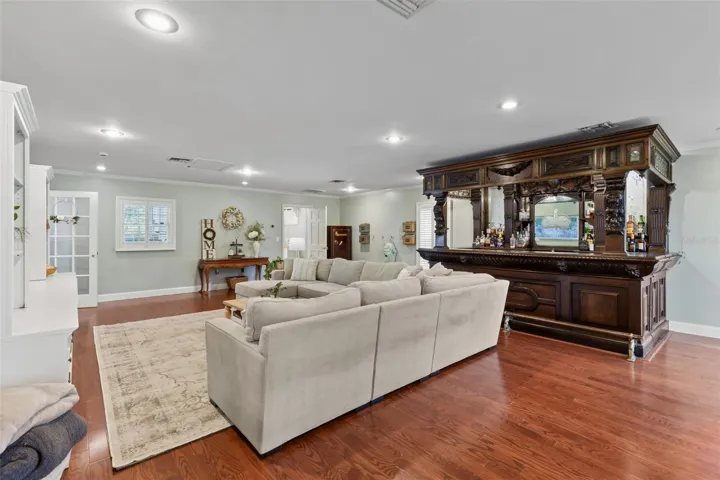 Huge Living Room with large wet bar for entertaining.