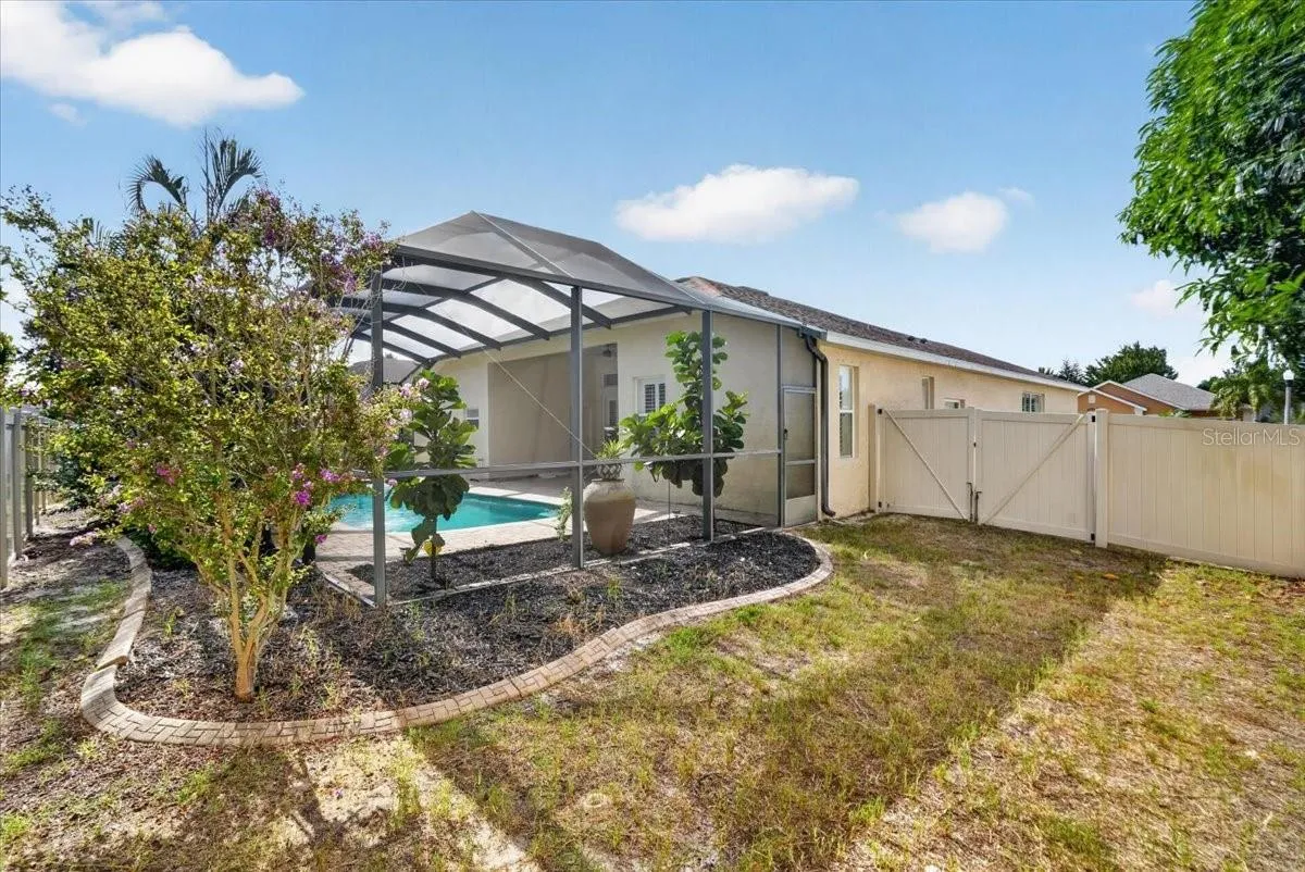 Side with double gate to backyard