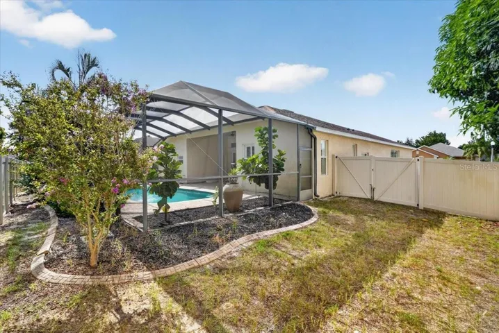 Side with double gate to backyard