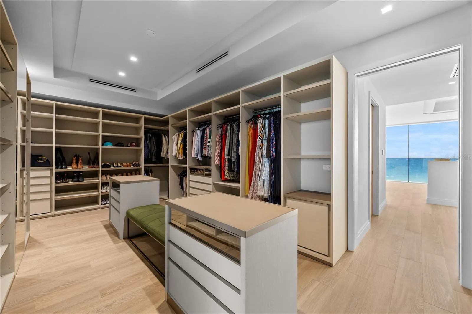 Walk-in-closet Walk-in-closet