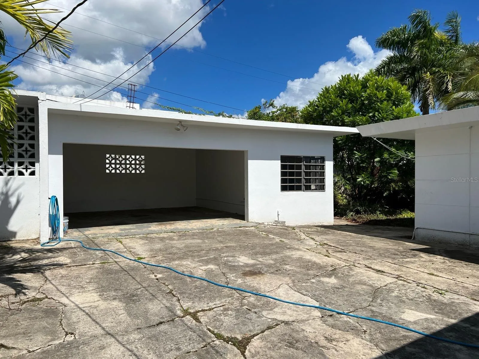 Detached Garage with Maids Room + Full Bathroom