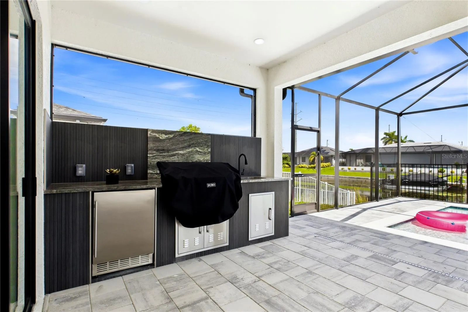 FULLY EQUIPED OUTDOOR KITCHEN w/ BUILT-IN stainless steel BBQ GRILL, SINK, BEVERAGE REFRIGERATOR, GRANITE COUNTERTOPS &amp; MODERN BACKSPLASH!