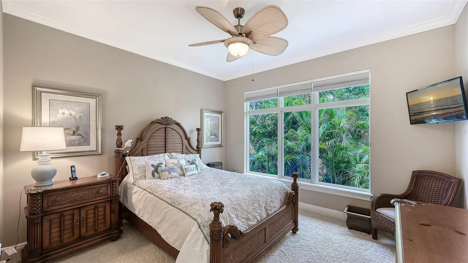 Queen size guest bedroom with walk-in closet and ensuite bath