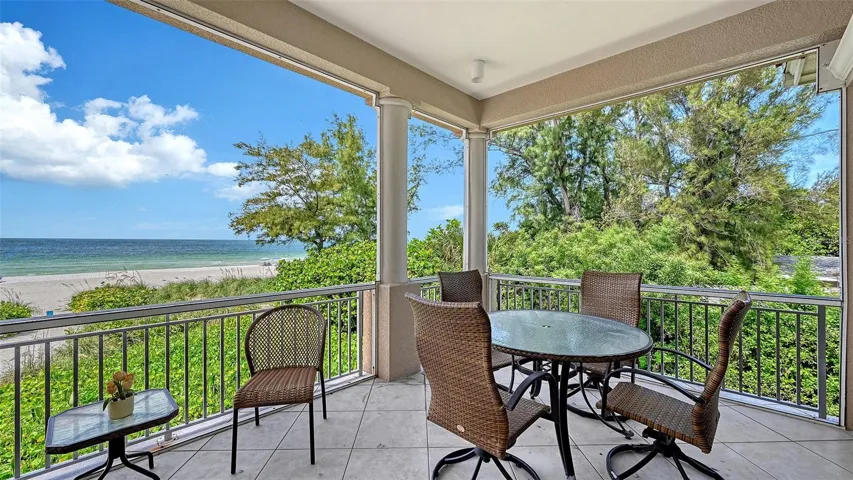 Outdoor dining on the screen porch