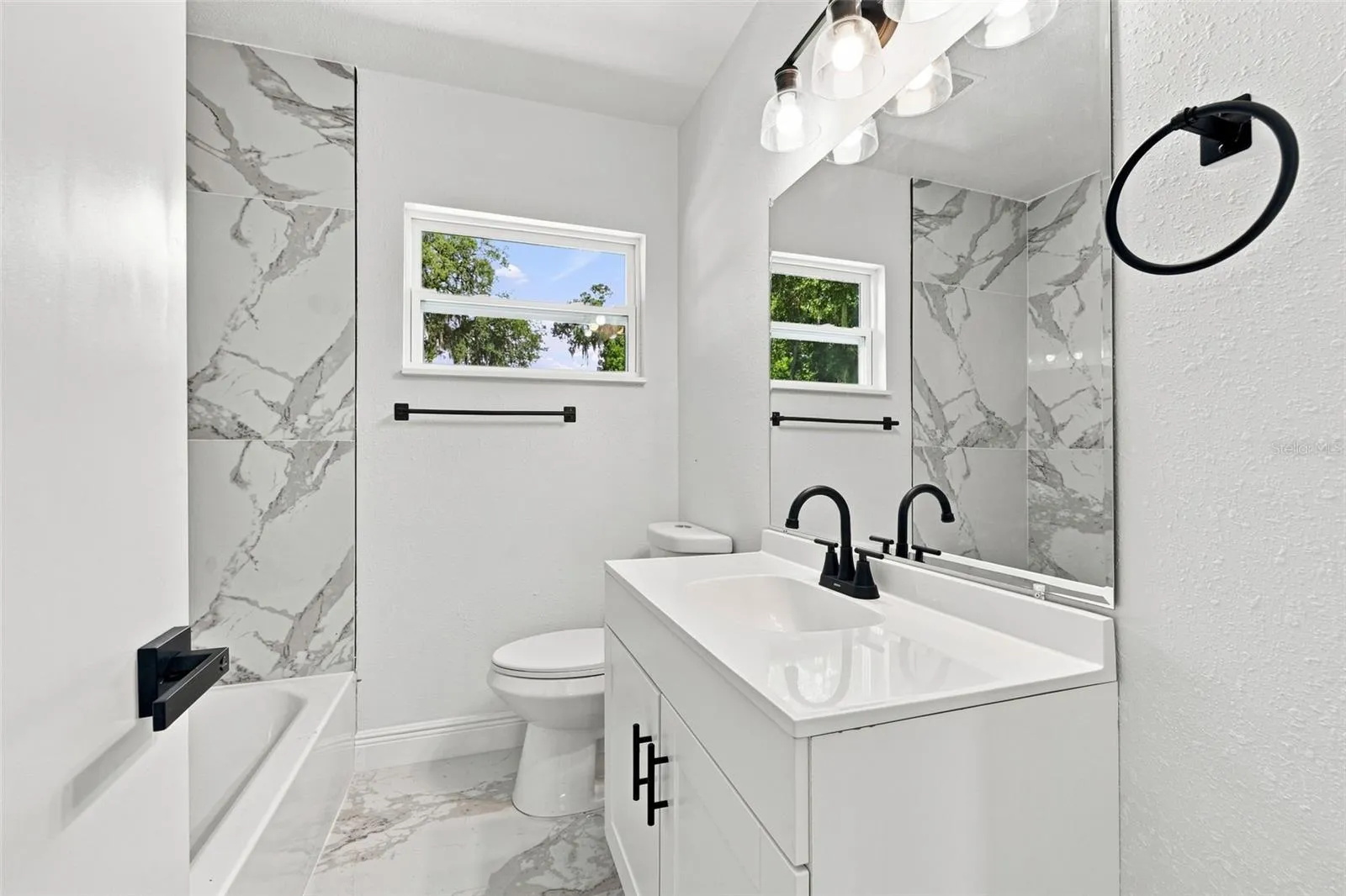 LIVING ROOM BATH/2