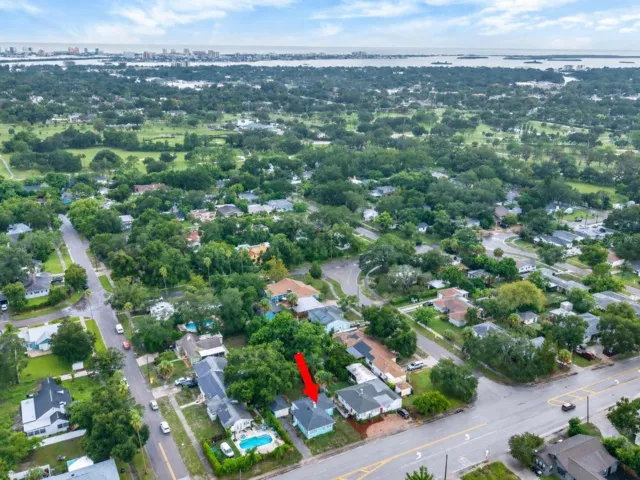 Easy access to downtown Clearwater, Dunedin and Tampa