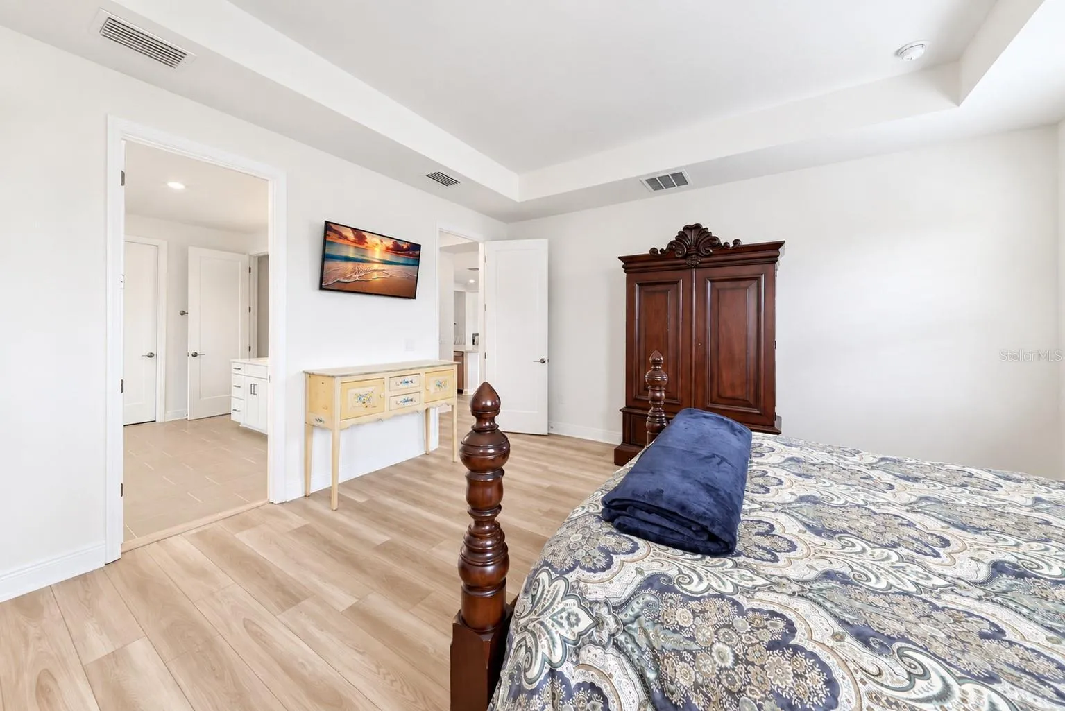 En-Suite Bathroom with Large Walk-in Closet