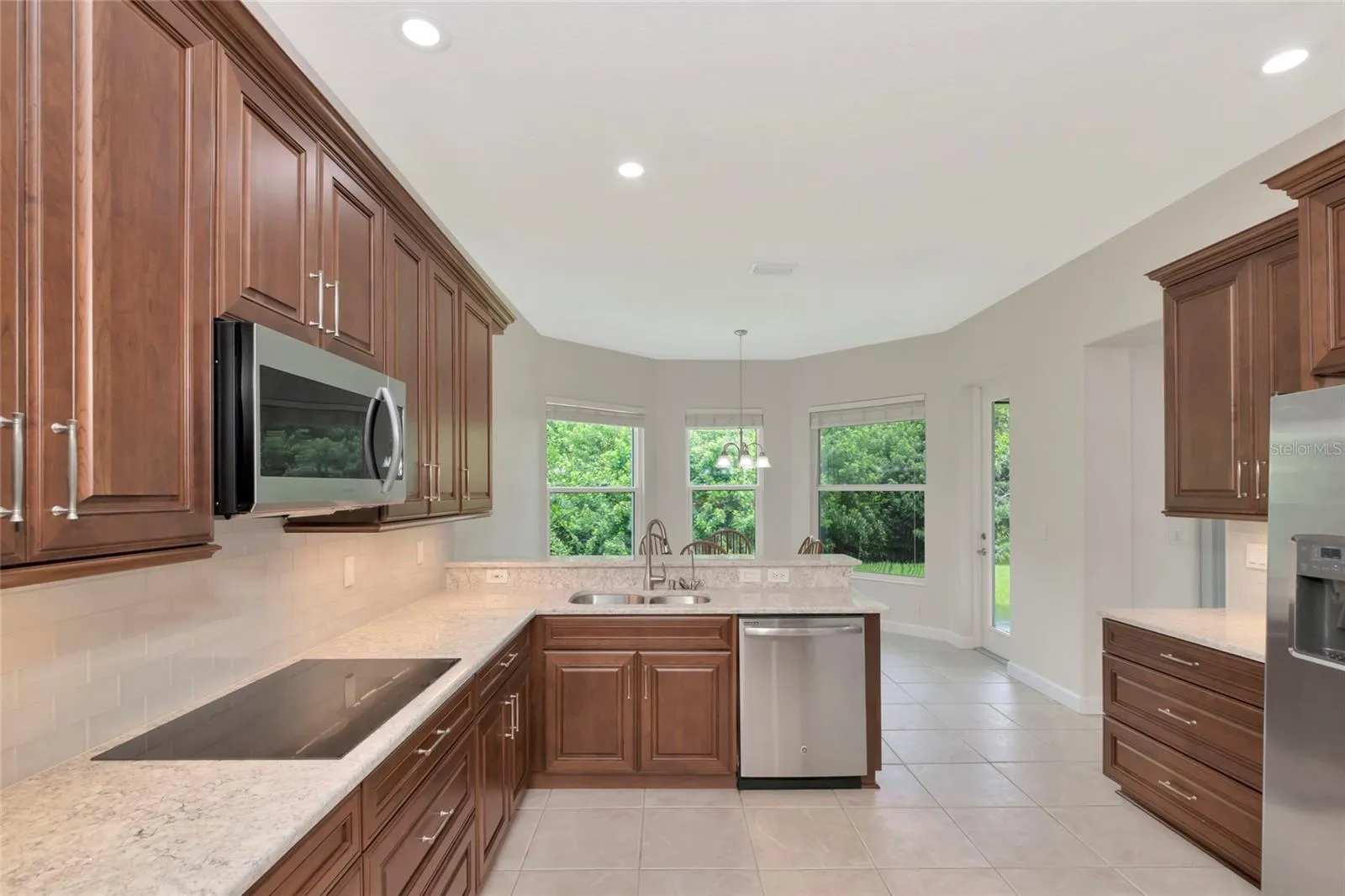 Electric cooktop or natural gas connection available.