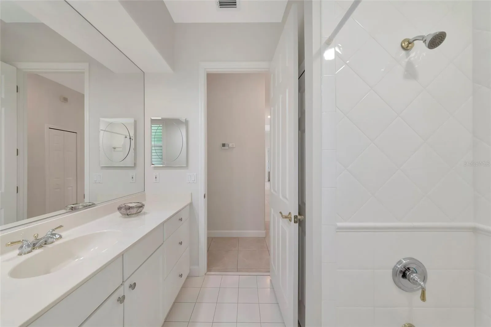 Guest bath between bedrooms 2 & 3 w/ linen closet.