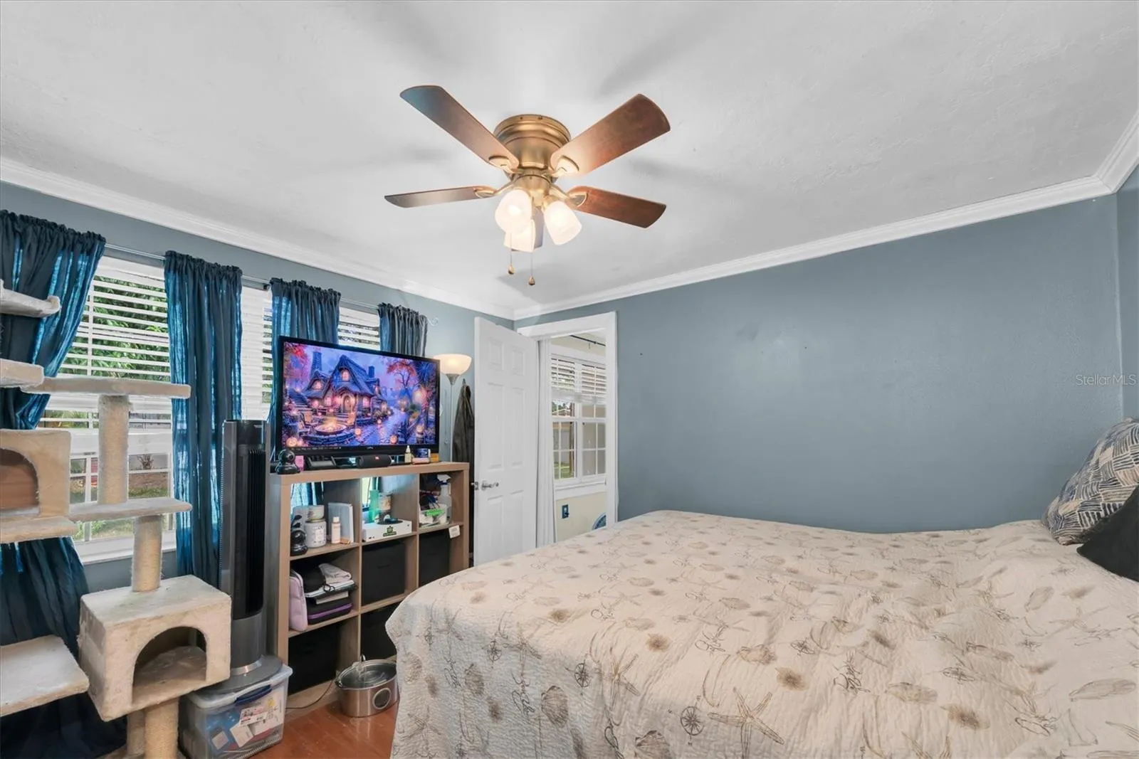4th bedroom with lots of light