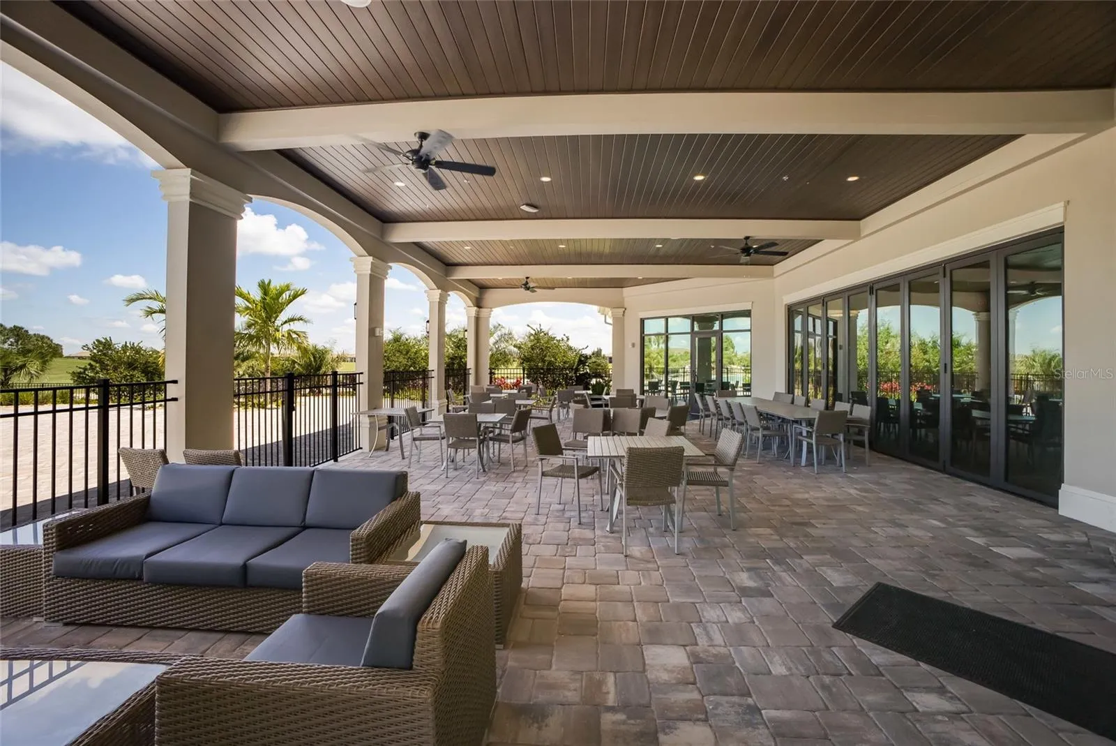 Clubhouse outdoor dining
