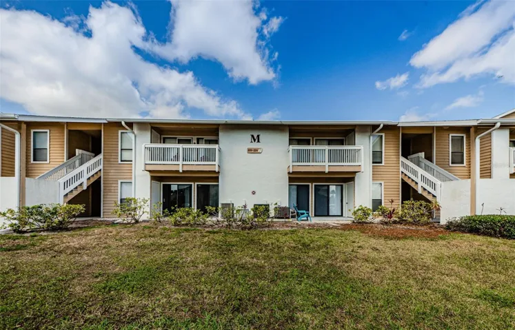 Great location near beaches, trail, restaurants, shopping & more!