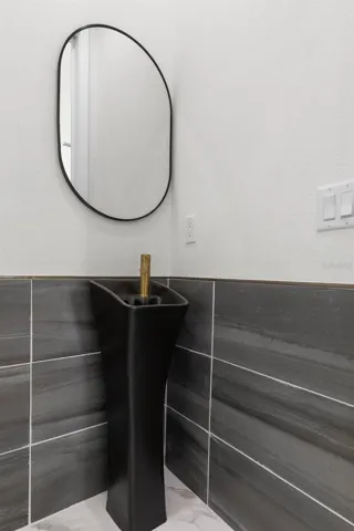 1/2 Bath