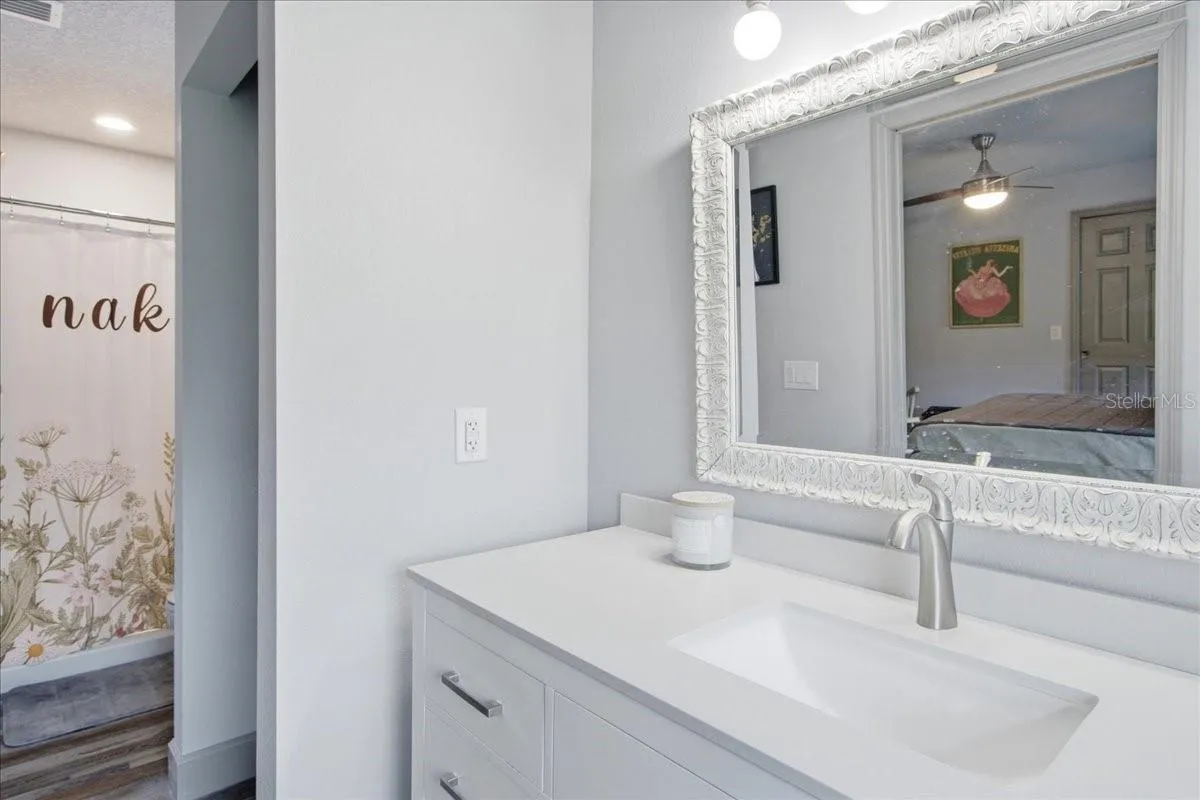 Guest House - En Suite Vanity