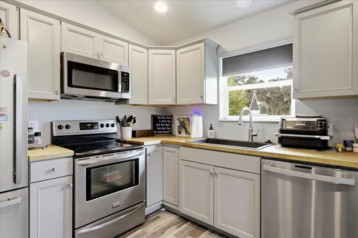 Guest House Kitchen w/Stove &amp; Oven, Microwave &amp; Dishwasher